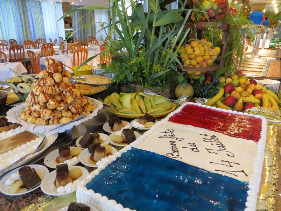 Our savory french buffet / Nuestro sabroso buffet Tacande Portals