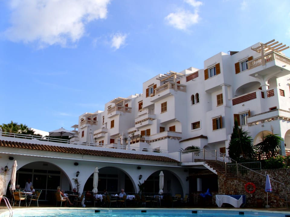 Vom Pool auf ein Appartementhaus Gavimar La Mirada Club Resort