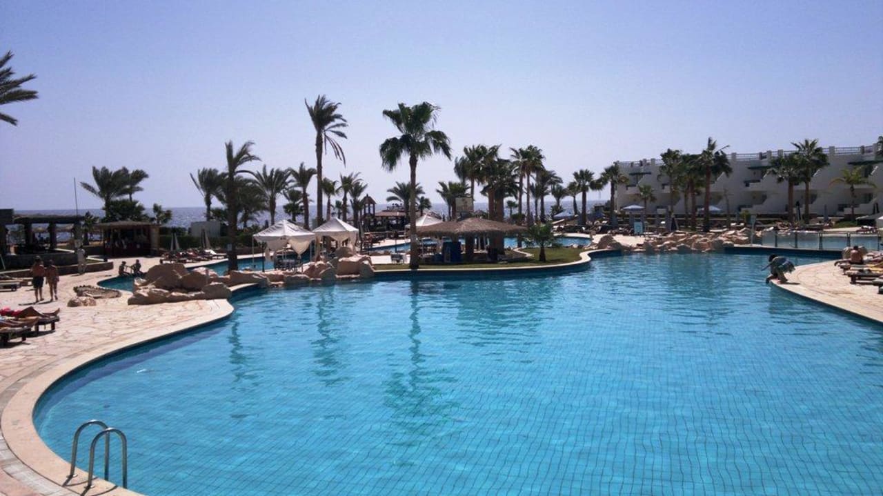 Widok na basen Safir Sharm Waterfalls Resort