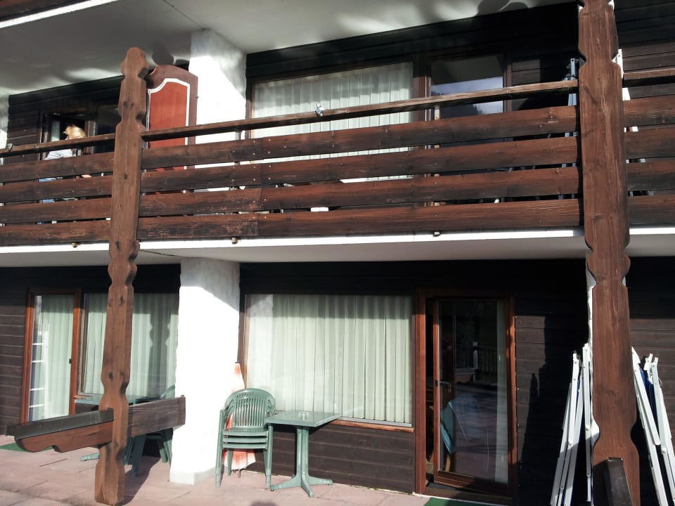 Unten: Apartments - oben: Zimmer Hotel Zugspitzblick