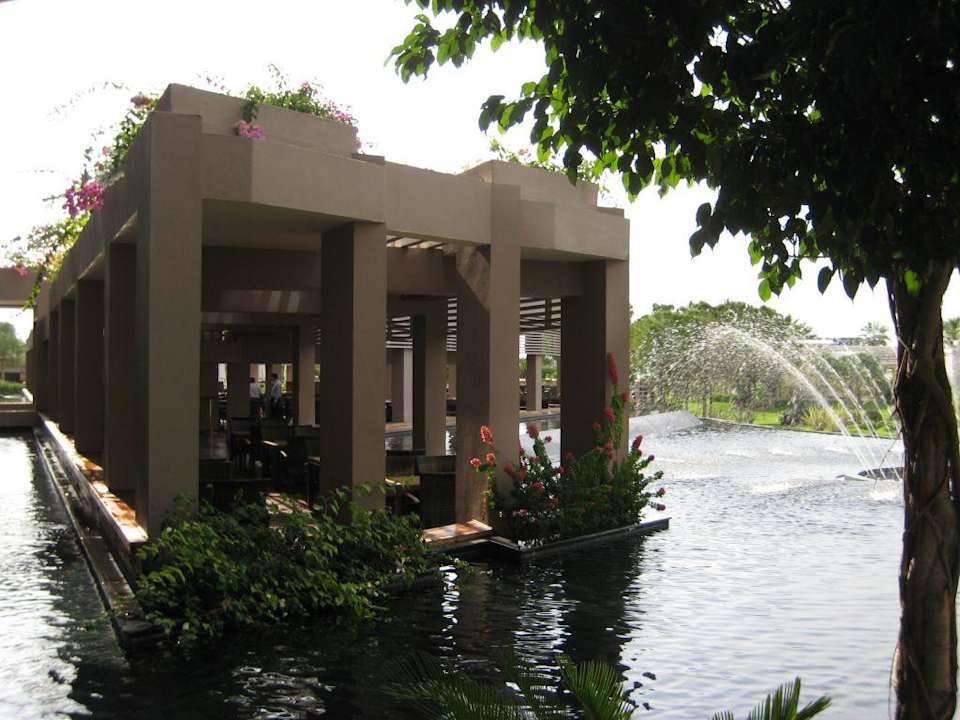 Außenterrasse des Hauptrestaurants Susesi Luxury Resort