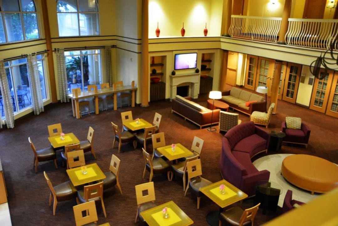 Frühstückstische in der Lobby Hotel La Quinta Inn and Suites Austin Airport