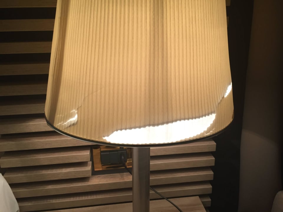 Kaputte Lampe im Zimmer Hotel Admiral