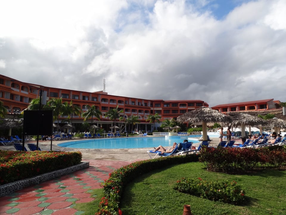 Blick auf den Pool Sol Rio De Luna y Mares