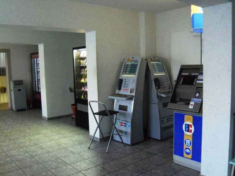 EC-Automat und Nahverkehrs-Info-Terminal Jugendherberge Dresden Jugendgästehaus