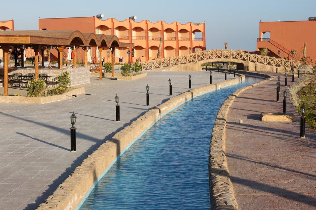 Poollandschaft / blick auf die Wohngebäude Three Corners Happy Life Beach Resort