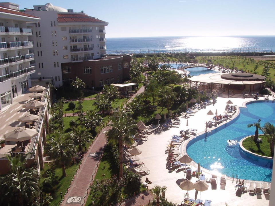 Blick vom Balkon auf den Pool Seaden Sea World Resort & Spa