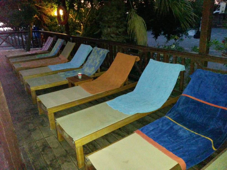 Liegen-Reservierer gibt es auch Apollonia Beach Resort & Spa