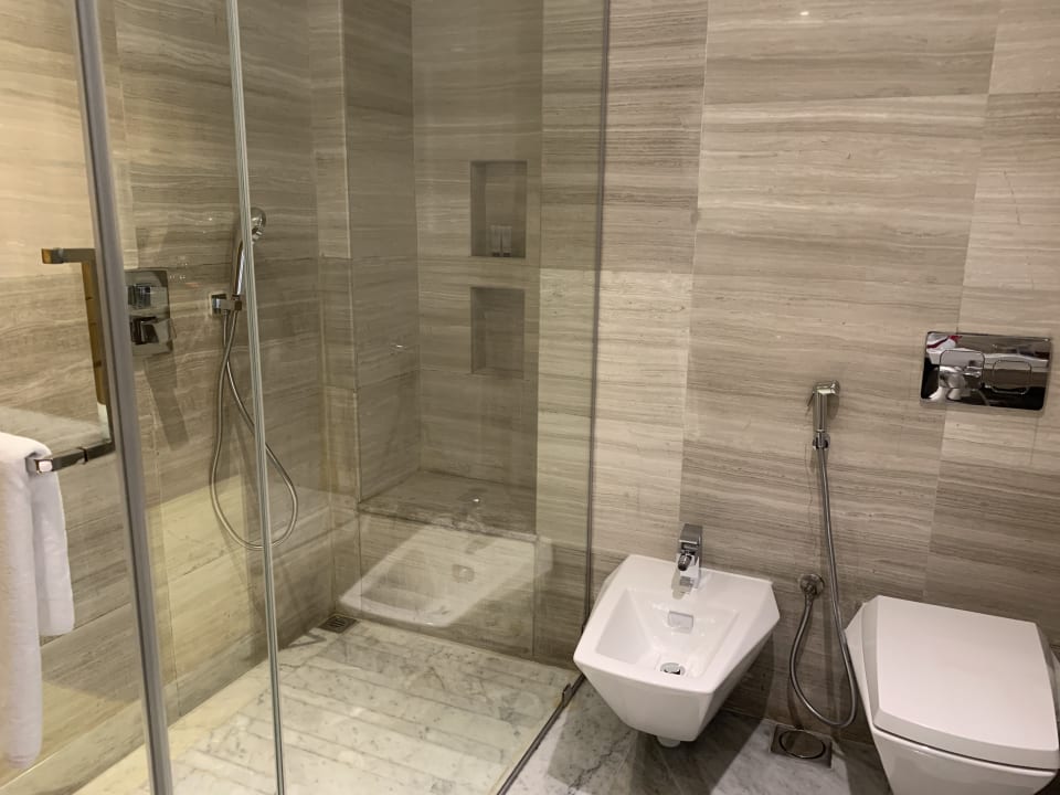 Zimmer Grand Millennium Muscat