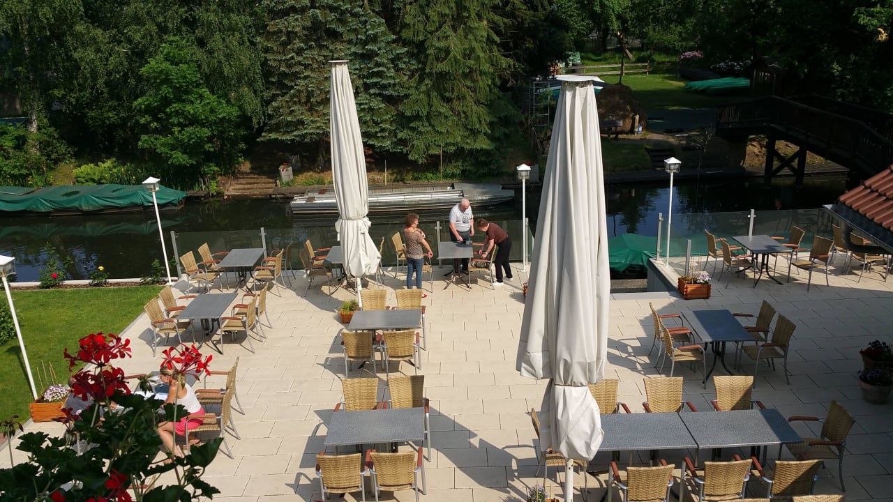 Hotelterasse mit Kanal Spreewaldhotel Stephanshof