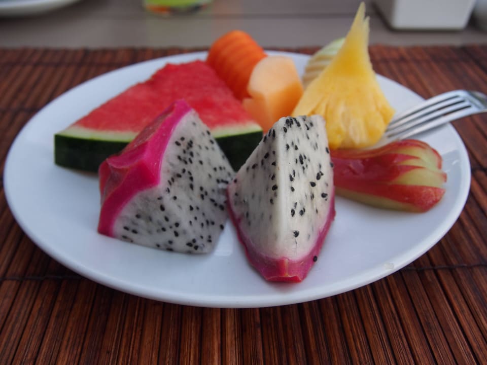 Owoce z restauracji hotelowej Moracea by Khao Lak Resort