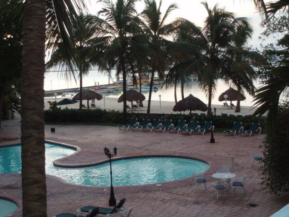 Blick auf Pool und Meer whala!boca chica