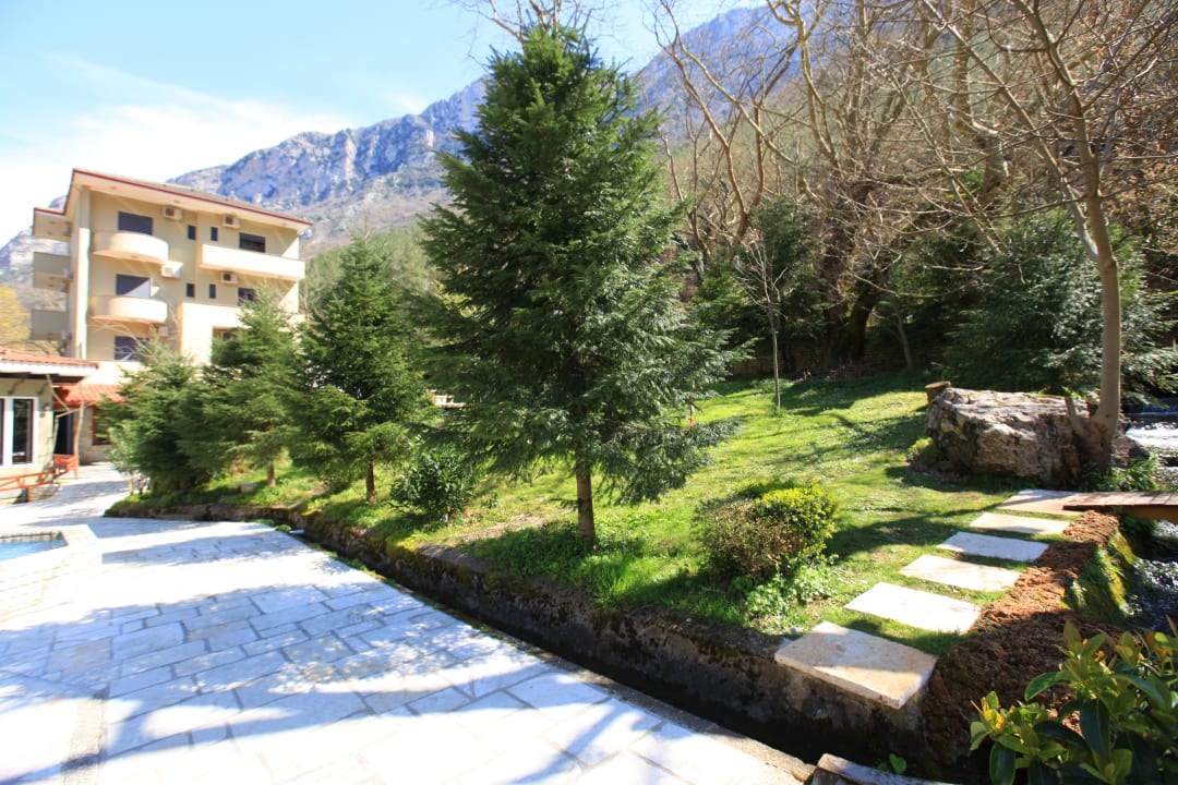 Gartenanlage Hotel Gryka e Kelcyres