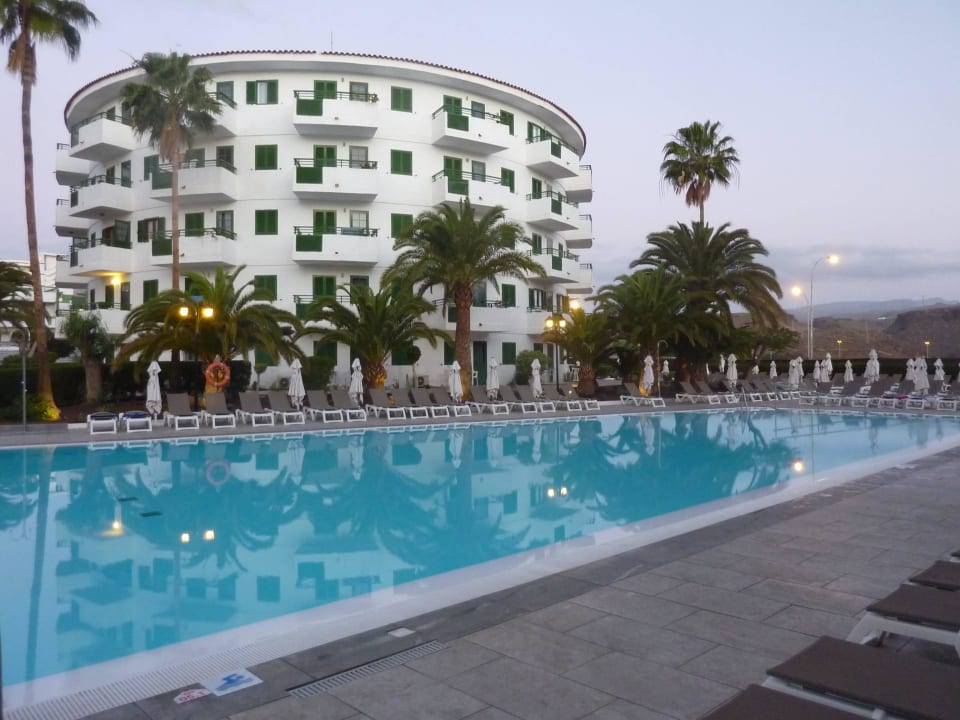 Einer der vier Wohntürme mit Pool Servatur Playa Bonita