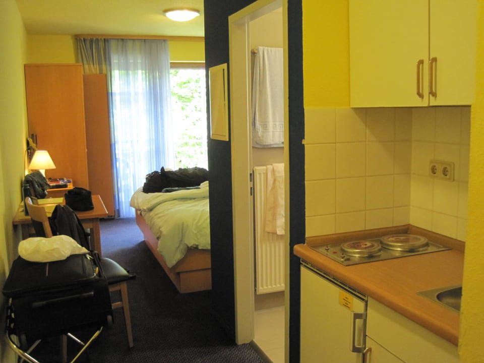 Schmales Zimmer, unnötige Miniküche Pension Vicus