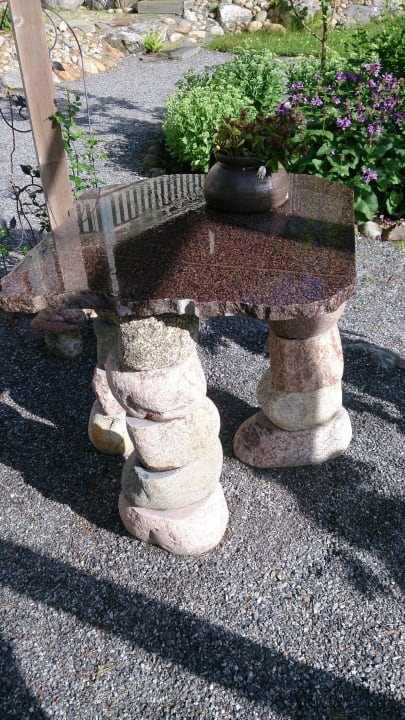 Auf dem Hof hinter der Anlage Guesthouse Kivitatti