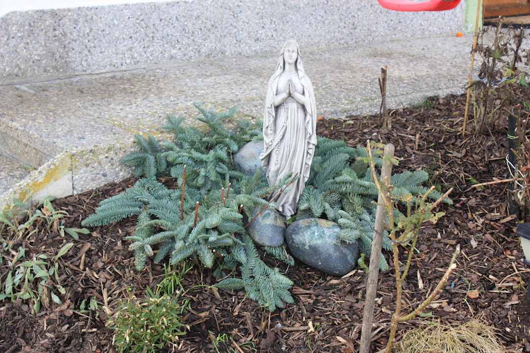 Madonna im Garten des Wiesenlehen Ferienwohnungen Wiesenlehen