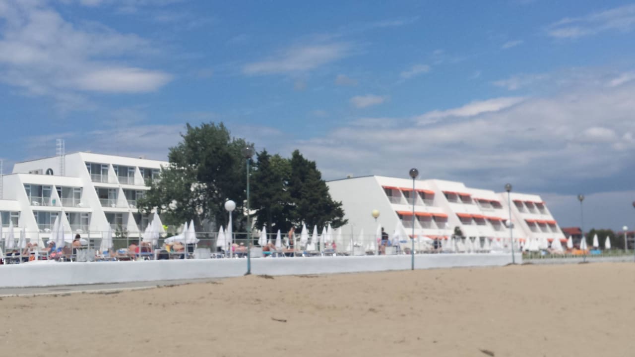 Hotel vom Stand aus gesehen AluaSun Helios Beach