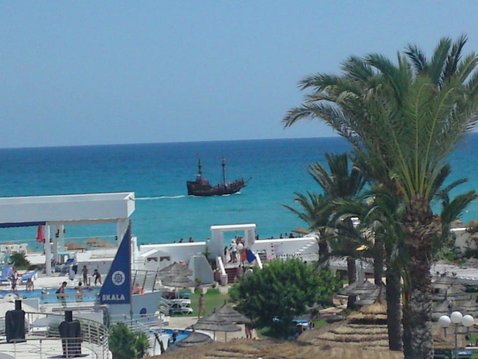 Blick aufs vorbei fahrende Piratenschiff El Mehdi Beach Resort