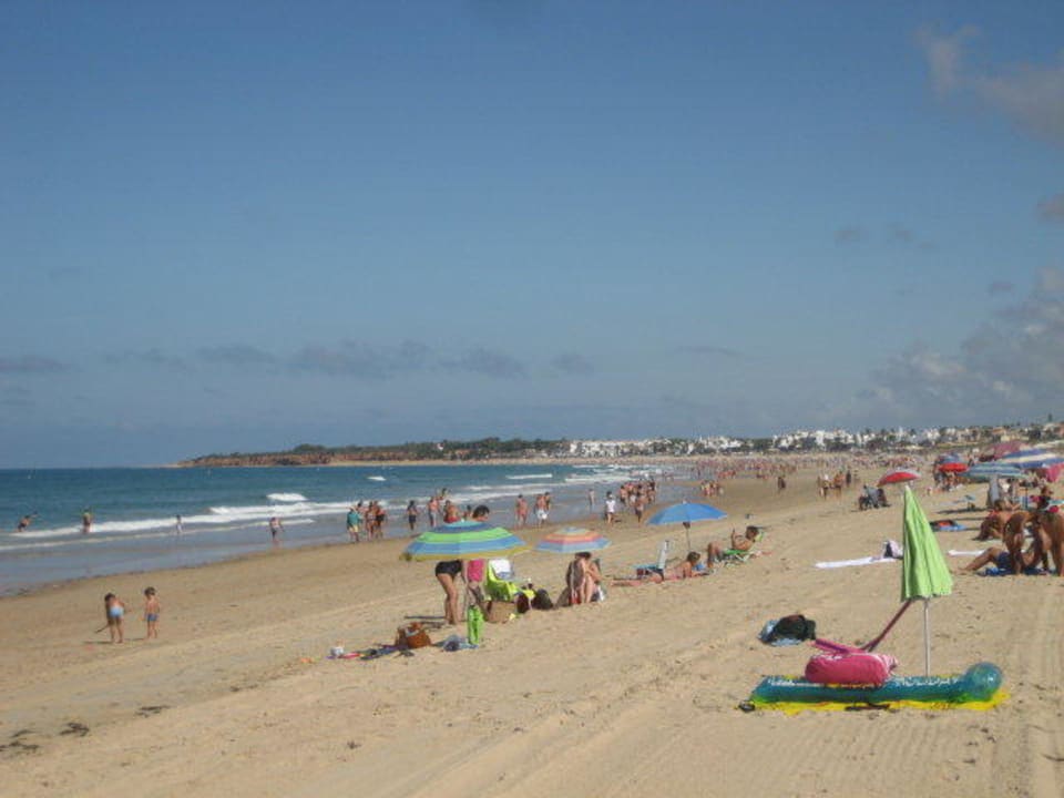 Ab 10:30 kommen langsam Leute zum Strand Aparthotel Las Dunas