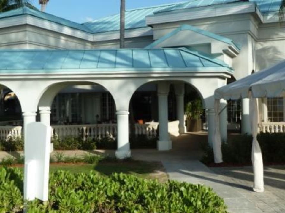 Aussenpromenade überdacht The Westin Grand Cayman Seven Mile Beach Resort & Spa