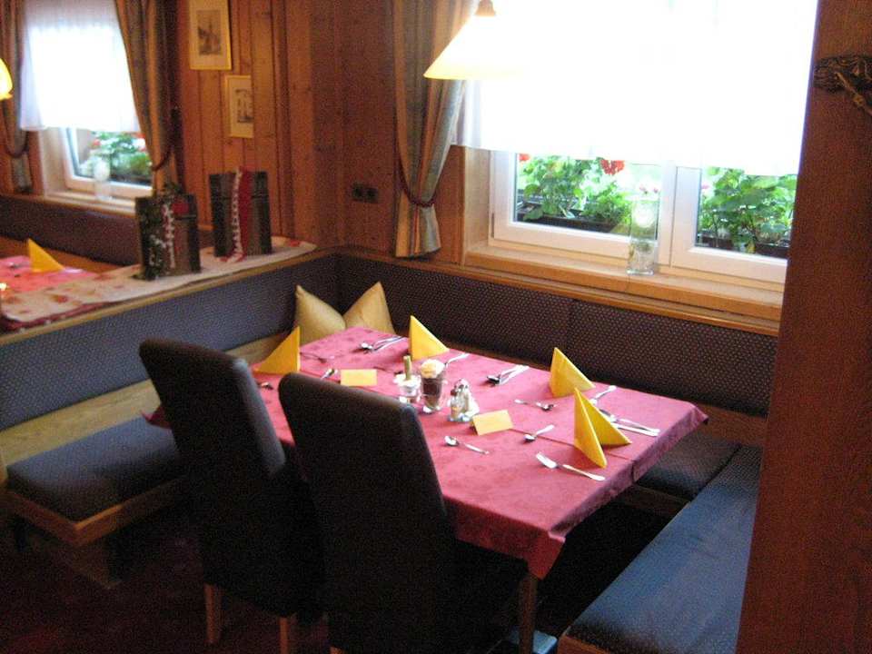 Mit großen Fenstern versehene Sitzplätze Clubdorf See Ischgl