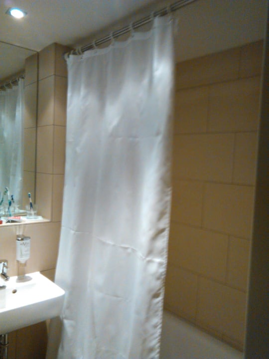 Bad: zu schmaler Duschvorhang Holiday Inn - the niu, Fusion Hamburg St. Georg