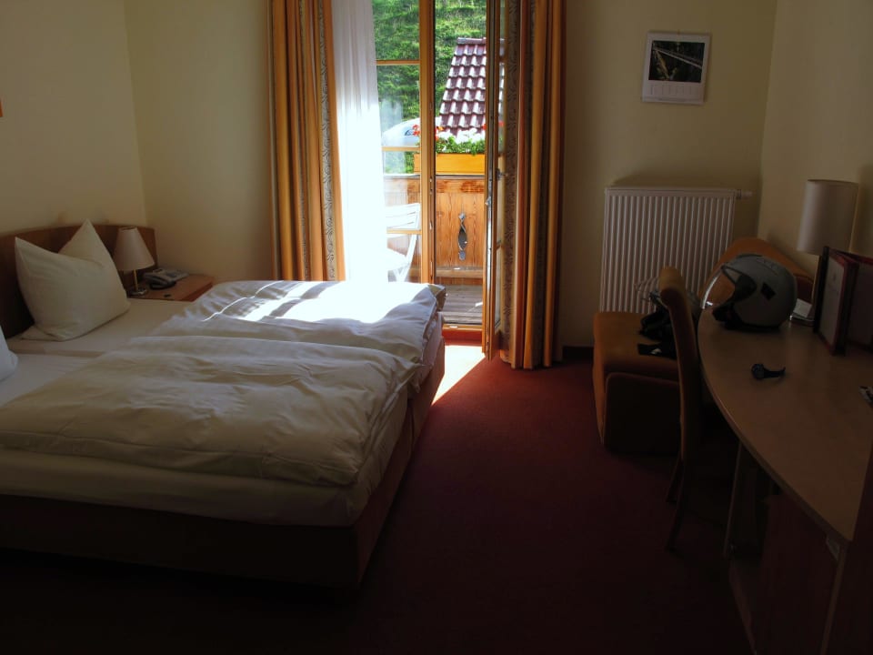 Zimmer mit Blick auf Balkon Pension Zur Mühle Beuerberg