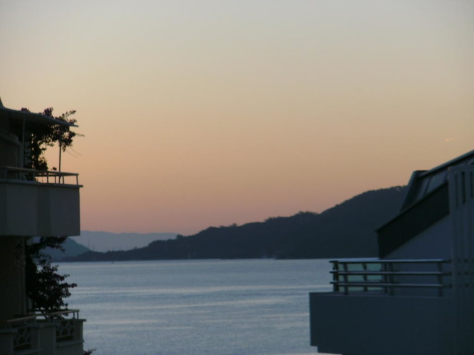 Blick vom Zimmer auf das Meer bei Sonnenaufgang Kayamaris Hotel