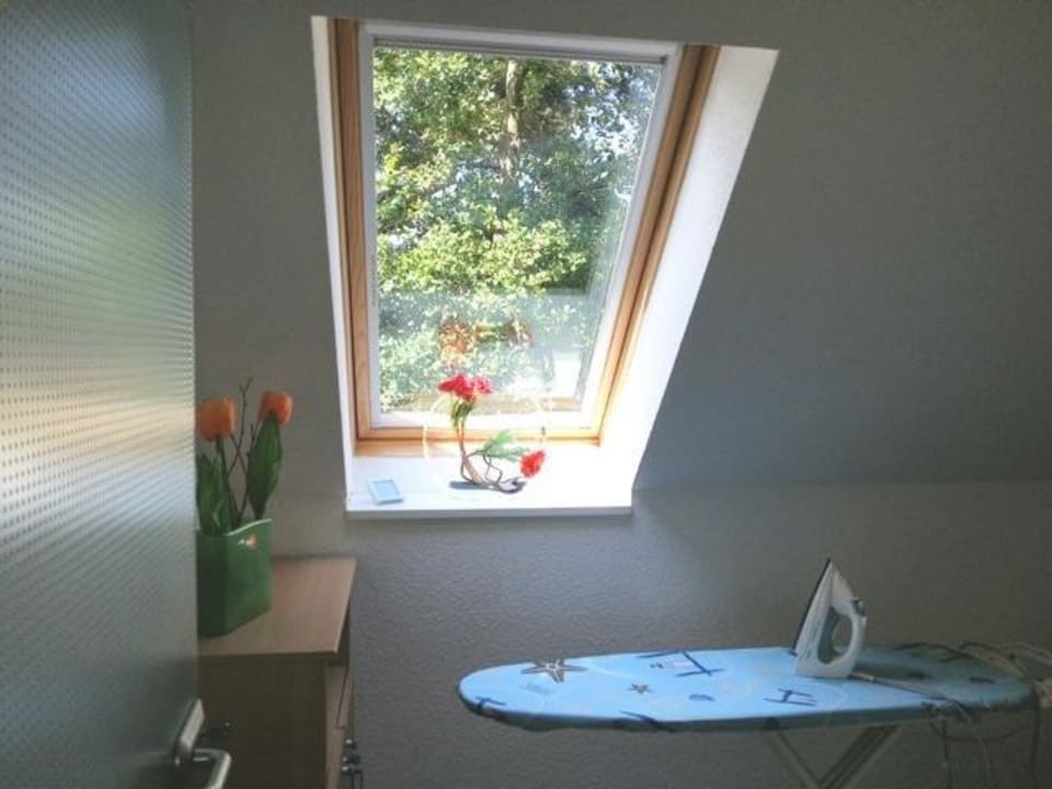 HWR-Raum oben mit Bügelbrett und Bügeleisen Ferienhaus Aachenhus