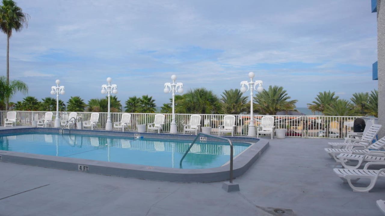 Pool auf der Terrasse des Hotels Hotel The Beachview Inn