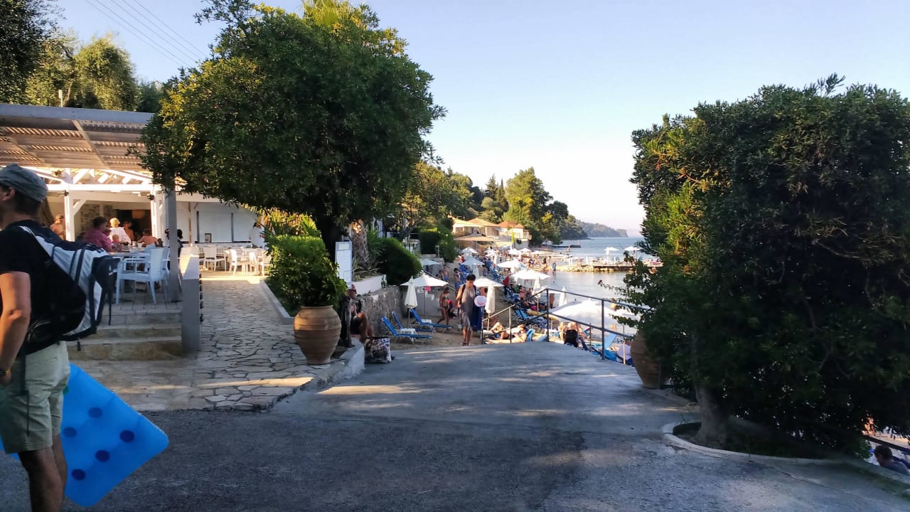 Zejście na plażę Aeolos Beach Resort