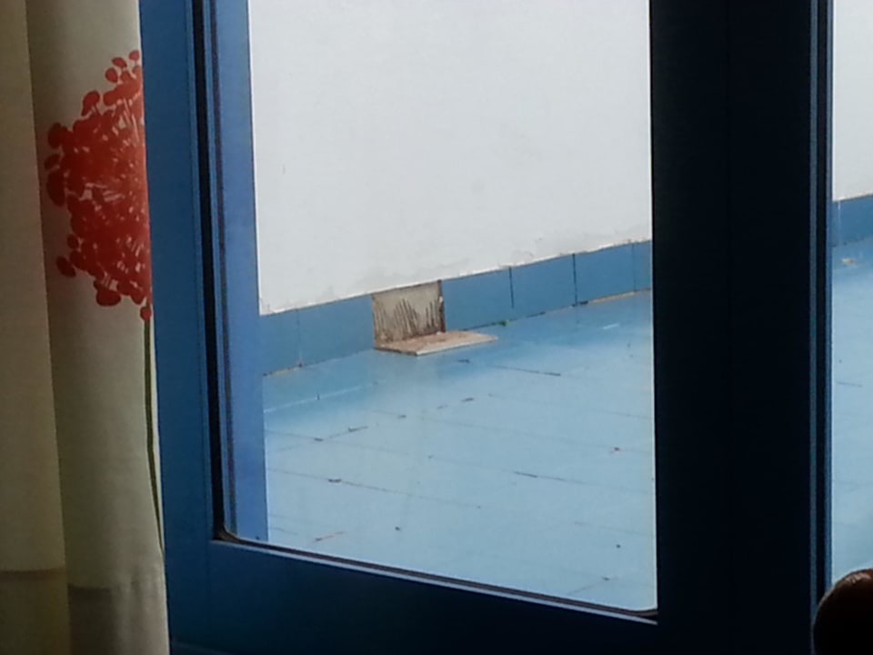 Lose Fliesen auf Terrasse Aparthotel Costa Mar