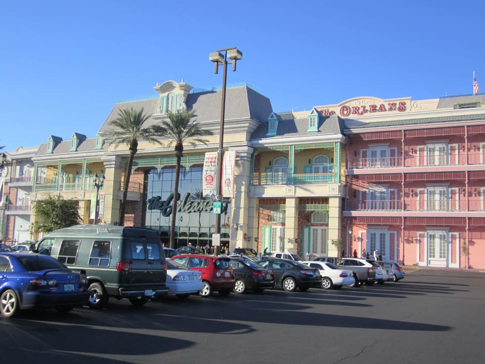 Blick von einem der Parkplätze The Orleans Hotel & Casino