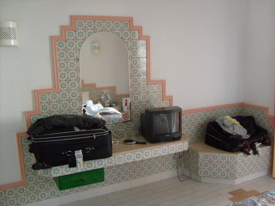 Anrichte gegenüber des Bettes Hotel Marabout