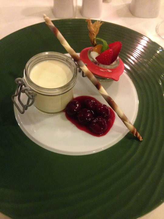 Panacotta mit glasierten Sauerkirschen Spa Hotel Zedern Klang