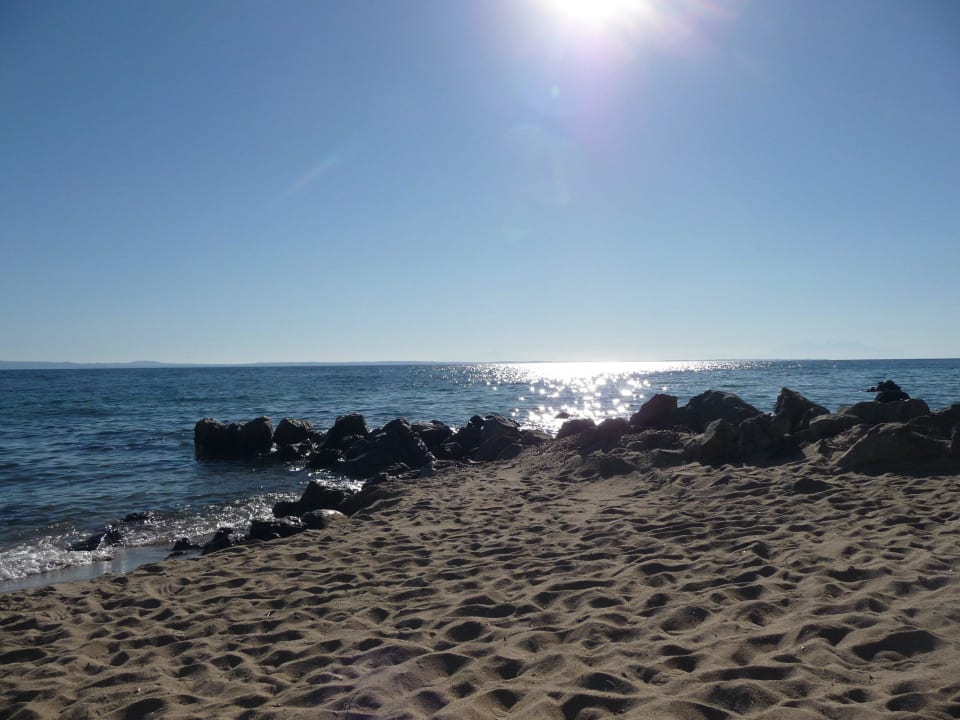 Feiner warmer Sand mit glitzerndem Meer Blue Dolphin Resort Hotel