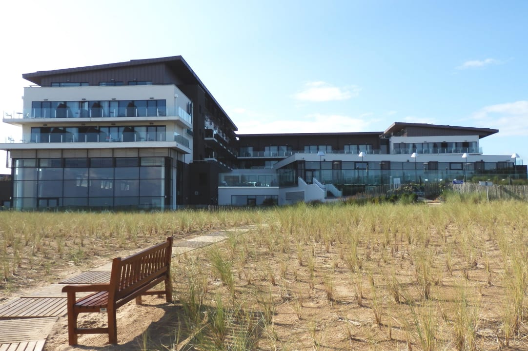 Vom Strandweg aus Hotel les Bains de Cabourg-Thalazur