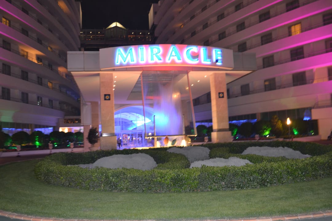 Hoteleingang Hotel Miracle Resort