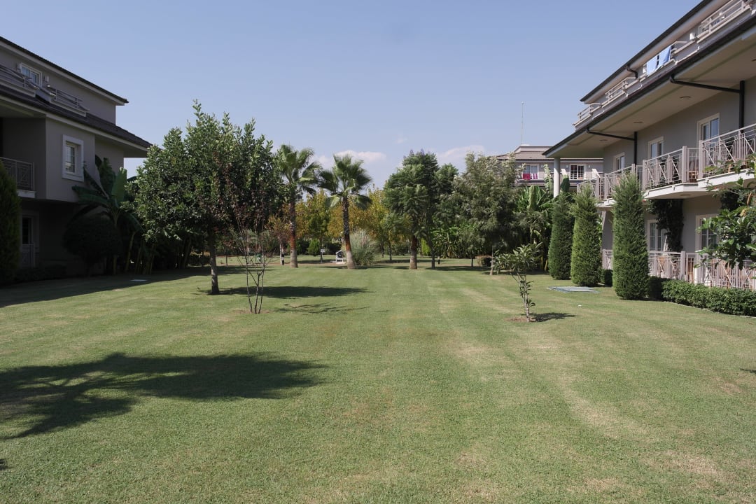 Zwischen den Bungalows Sunis Elita Beach Resort & Spa