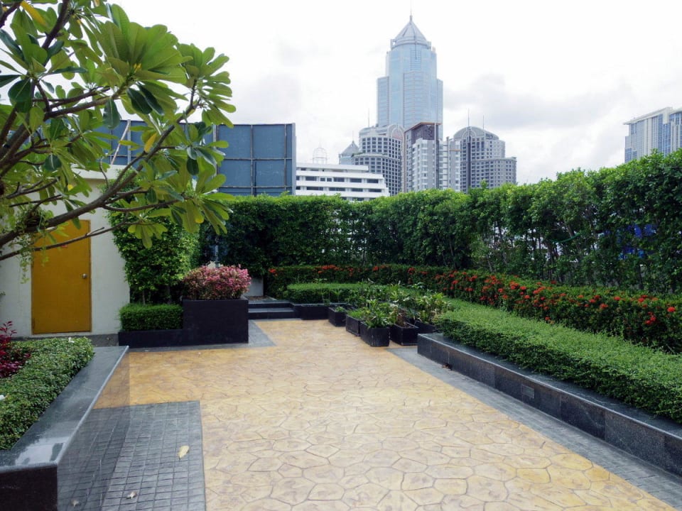 Hinter dem Pool Lohas Suites Sukhumvit by SuperHotel Bangkok