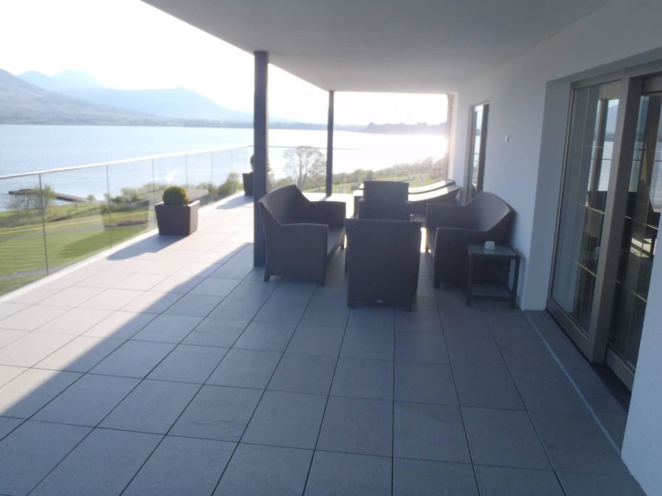 Terrasse mit allem was es braucht, andere Optik The Europe Hotel & Resort