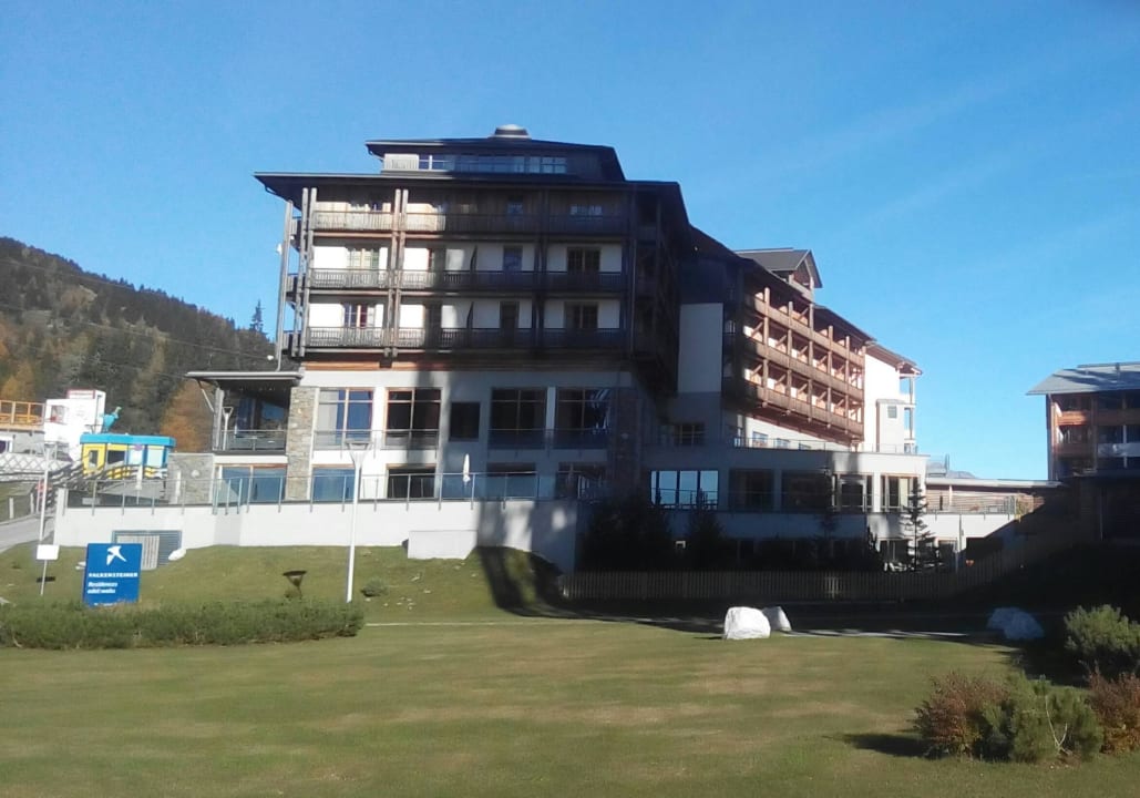 Blick auf die Rückseite - Blick auf Außenpools Falkensteiner Hotel Cristallo