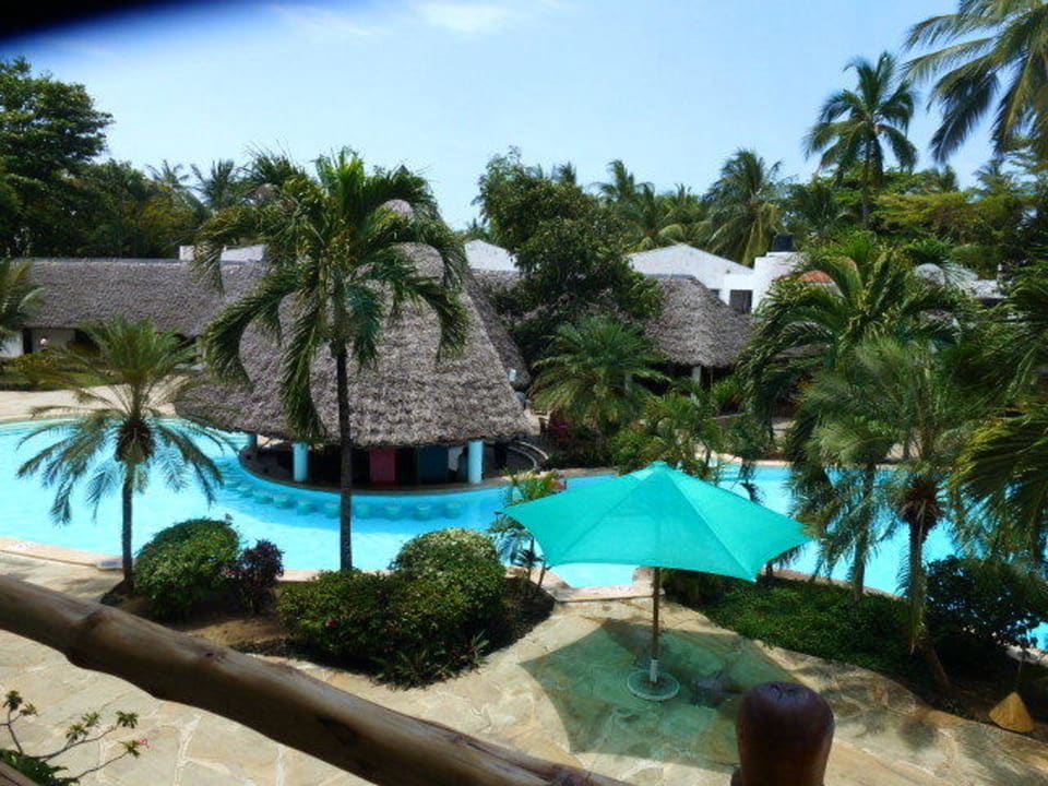 Der Pool mit Poolbar Hotel Traveller's Club