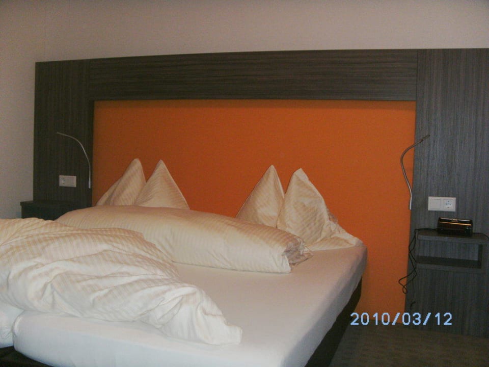 Liebevoll angerichtete Betten Hotel Linner