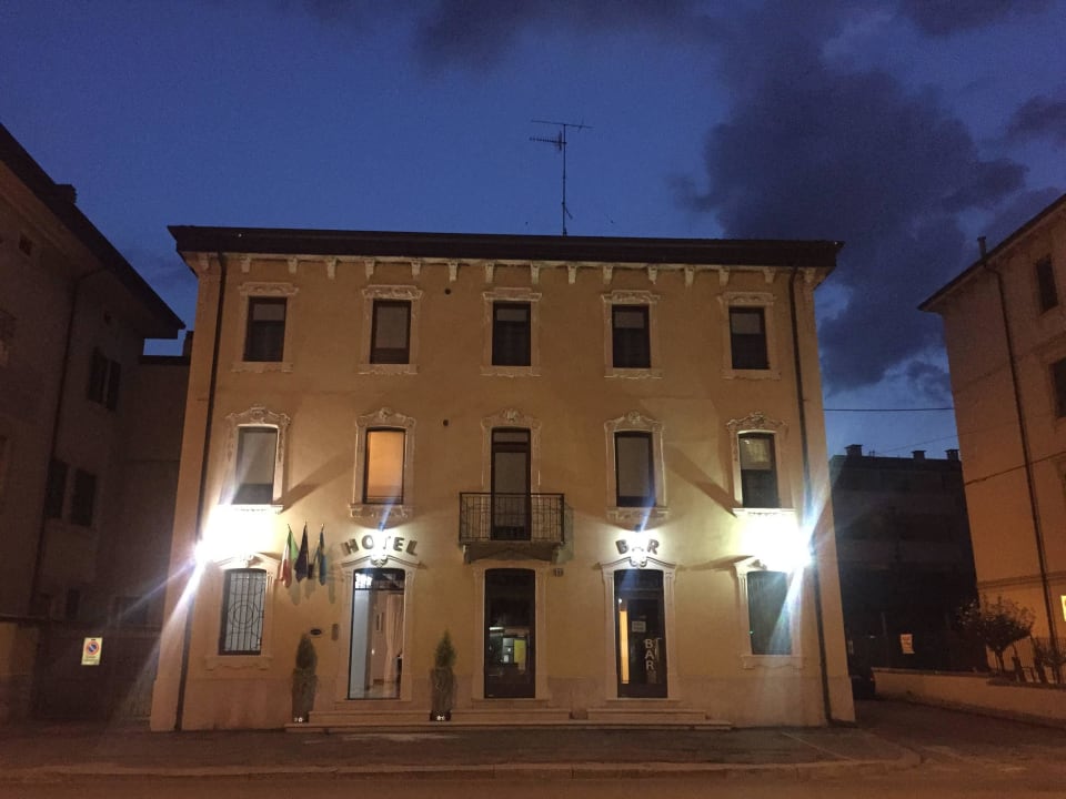 Facciata Hotel Albergo Fontana