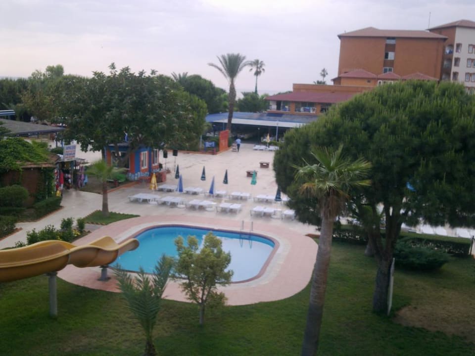 Pool von der Wasserrutsche Club Turtas Beach Hotel