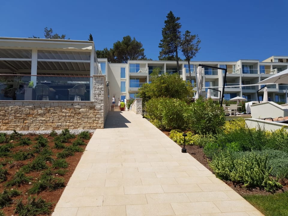 Gang vom Strand zum Pool/Hotel Valamar Girandella Designed for Adults