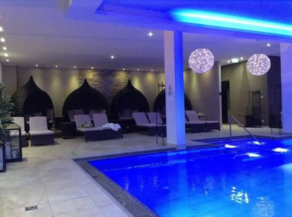 Hallenbad mit Liegen  Hotel Ritzlerhof