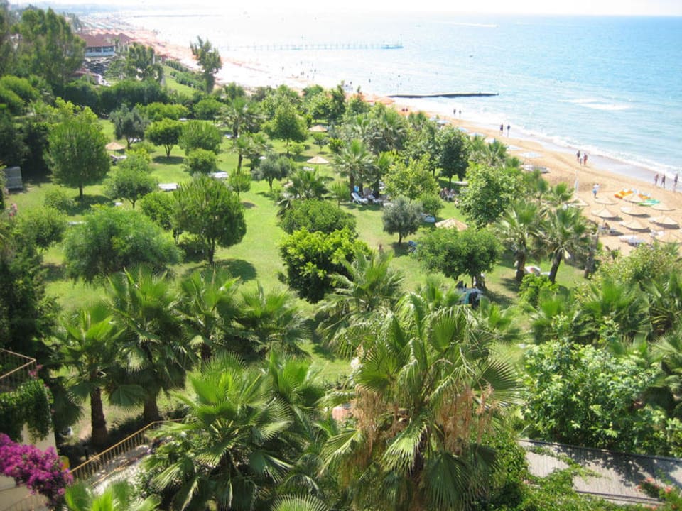 Gartenanlage mit Blick auf den Strand Hotel Defne Dream